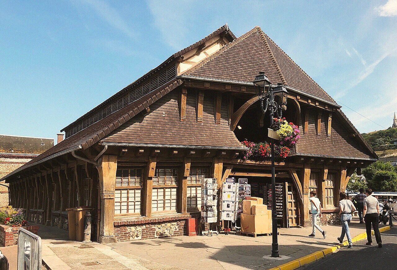 Les Halles couvertes en colombages au centre d'Étretat