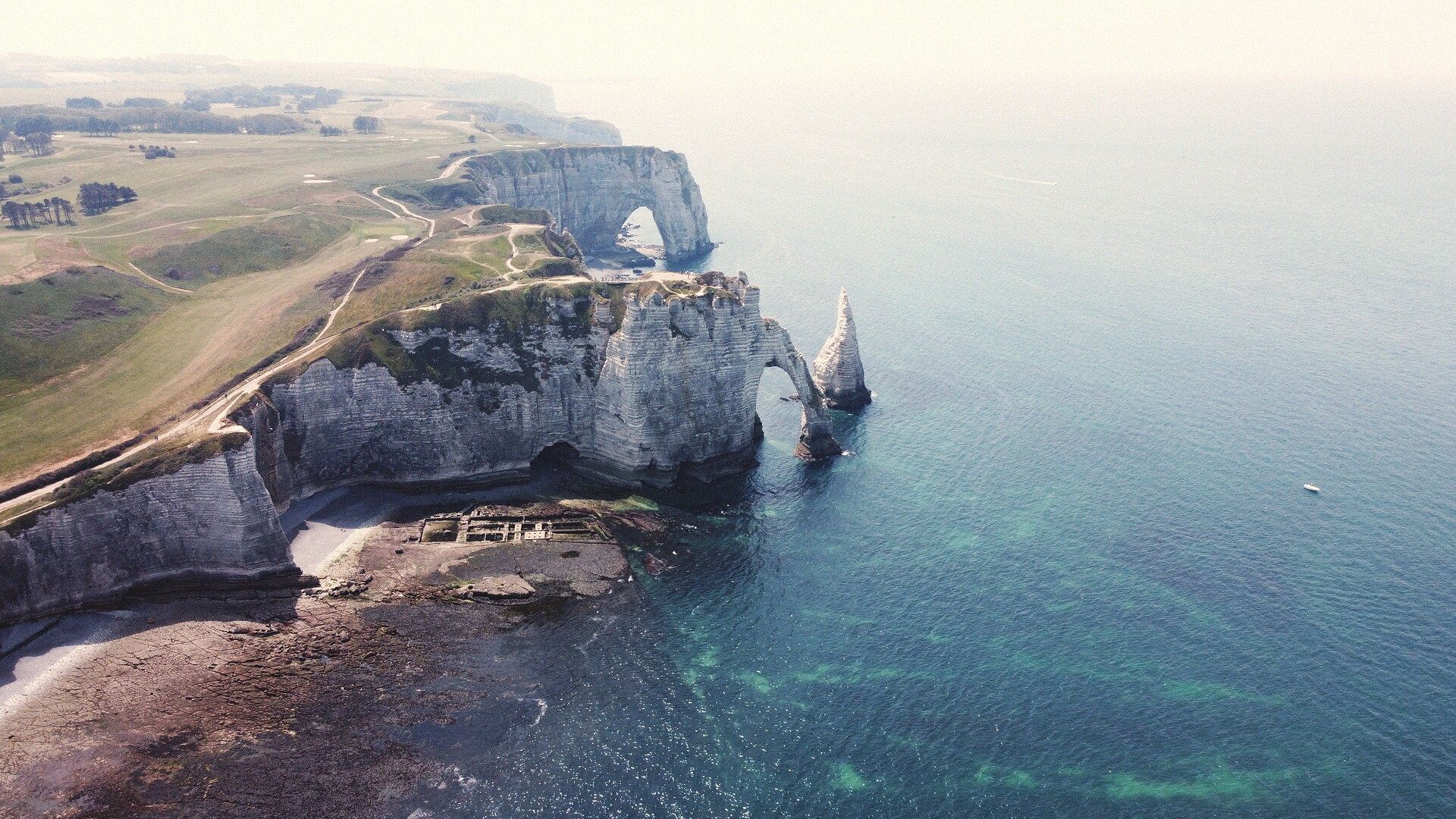 Les falaises d'Étretat et l'arche de la Porte d'Aval