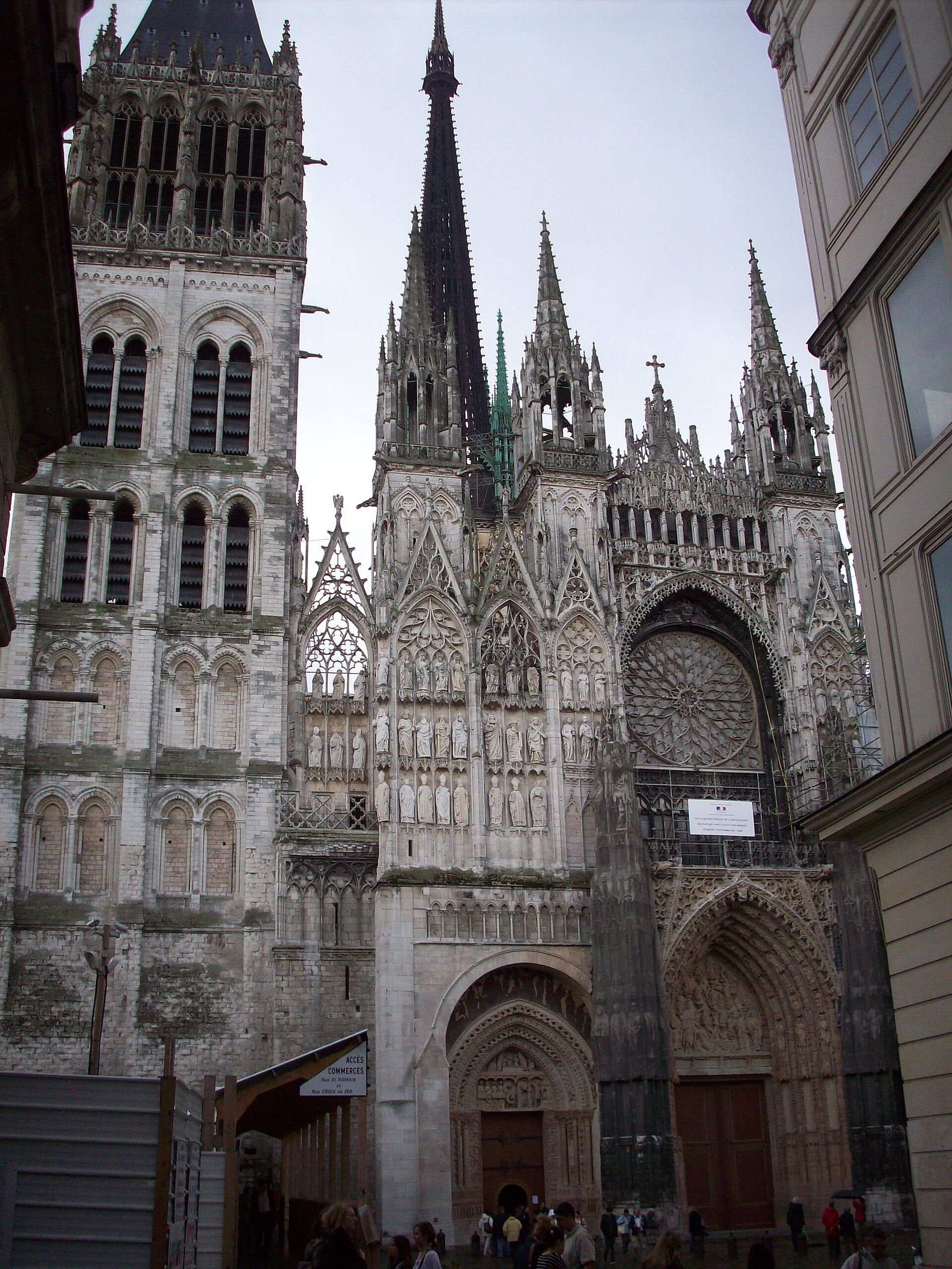 La cathédrale de Rouen vue depuis la rue du Gros-Horloge