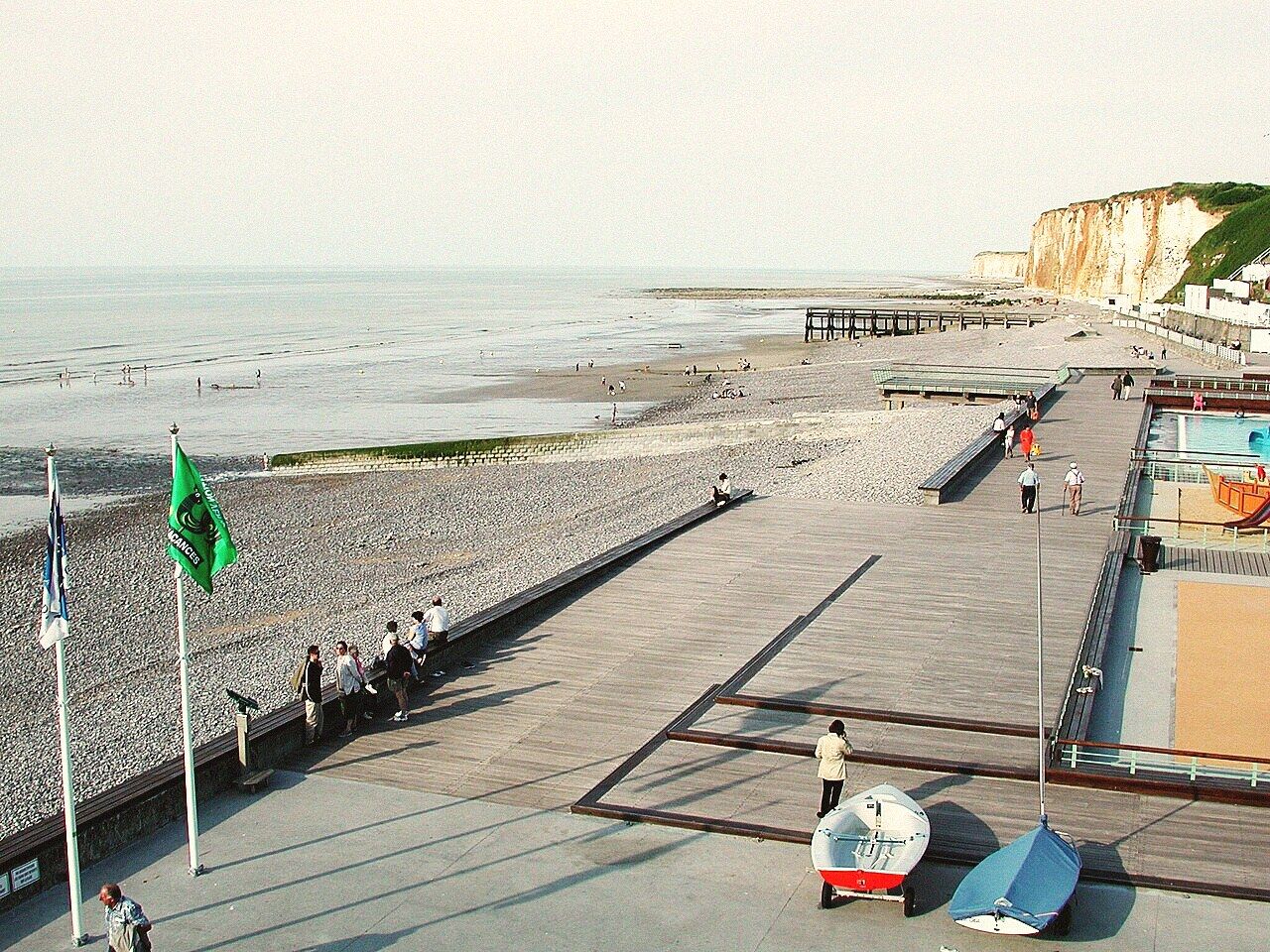 La plage de Veules-les-Roses sous les falaises