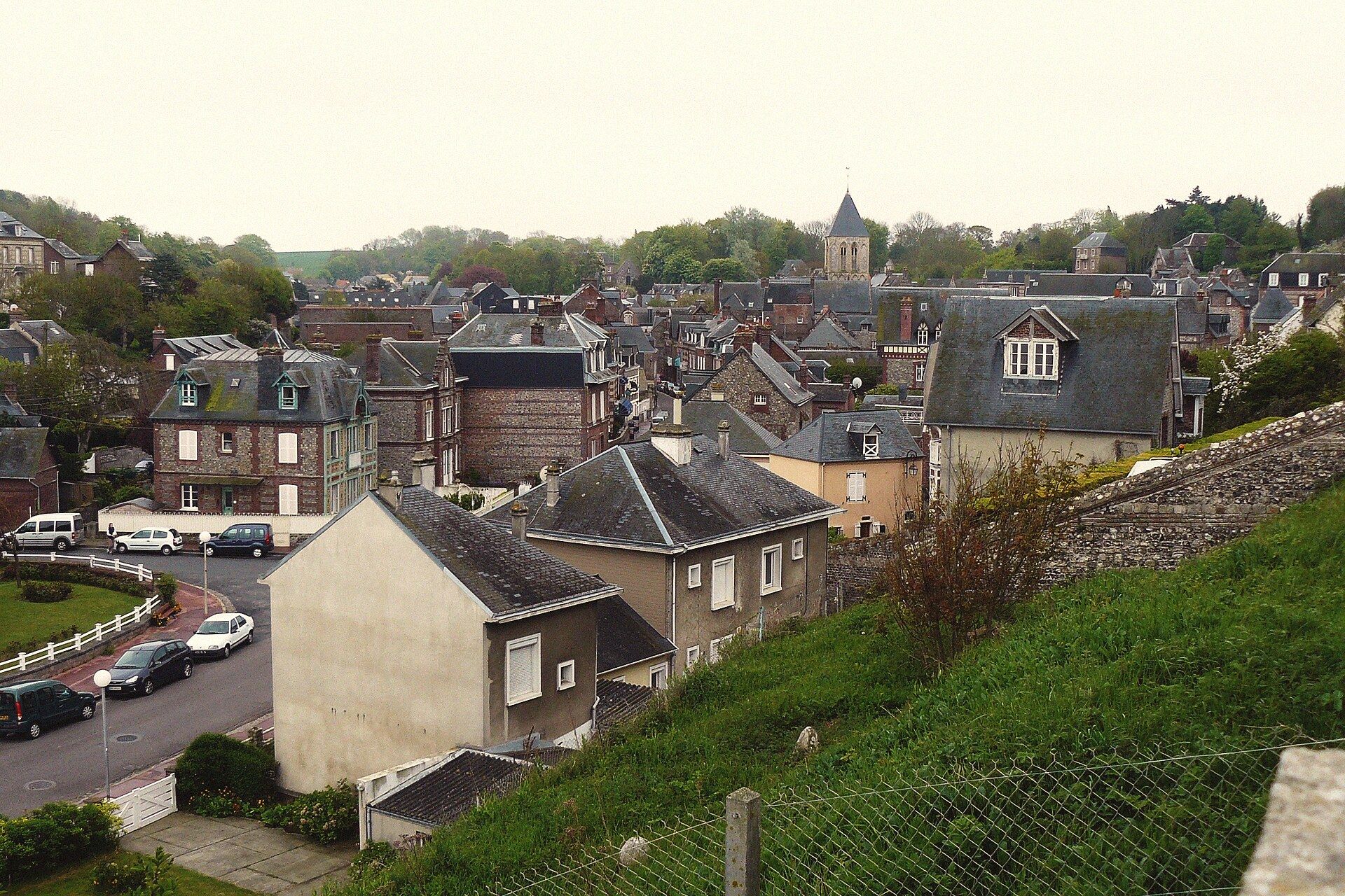 Le village de Veules-les-Roses, maisons normandes le long de la Veules