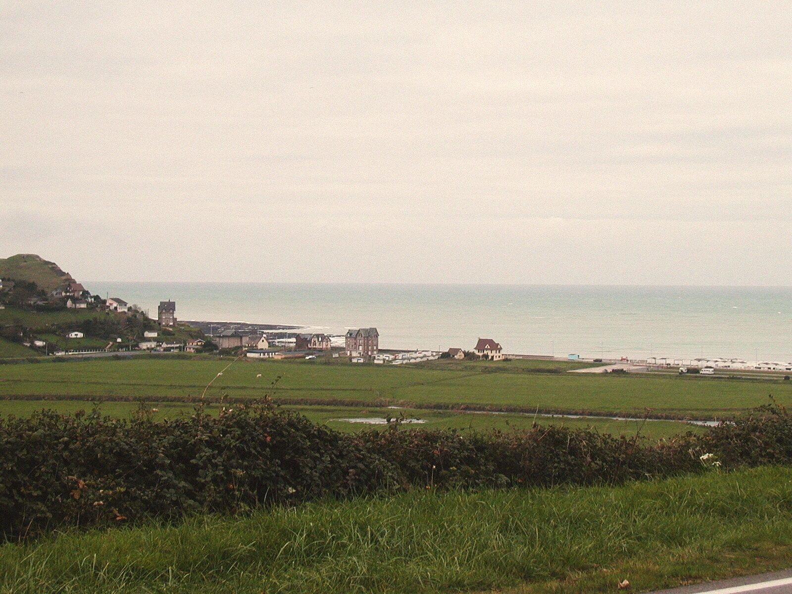 La plage de Veulettes-sur-Mer au pied des falaises de craie